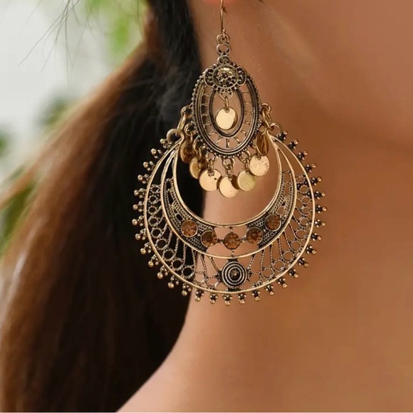 Elegant Gold Chandelier Earrings New - Picture 3 of 3